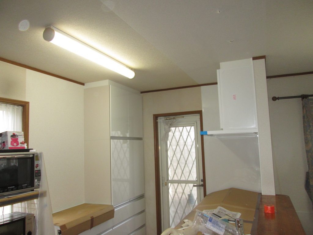 キッチンを交換、垂れ壁を撤去して明るいキッチンになりました