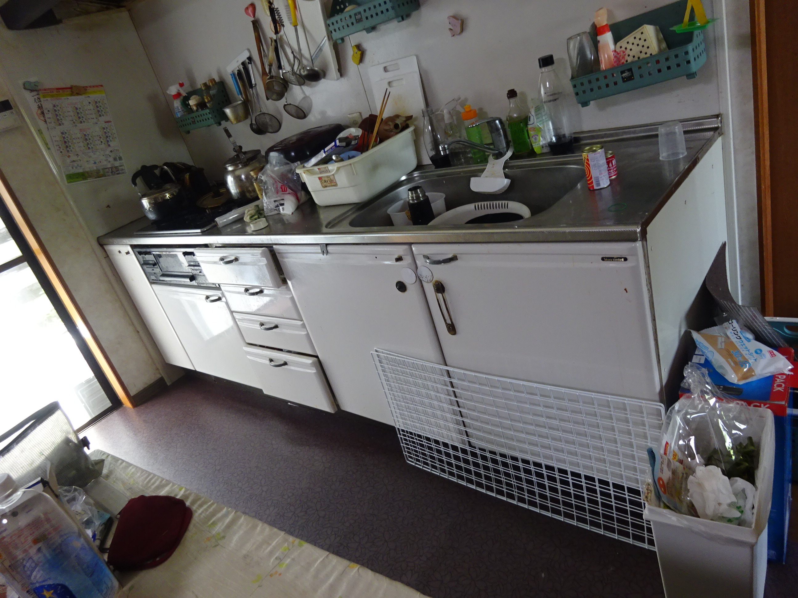 キッチンの間取り変更と大容量収納を造りました