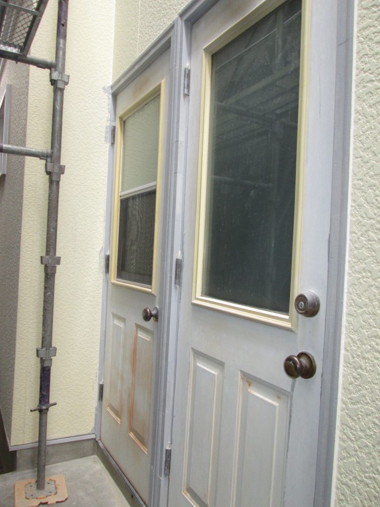 外壁と屋根の塗り替え、玄関サッシの塗り替えをしました
