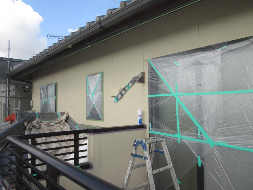 屋根の左官工事と外壁の塗り替えをしました