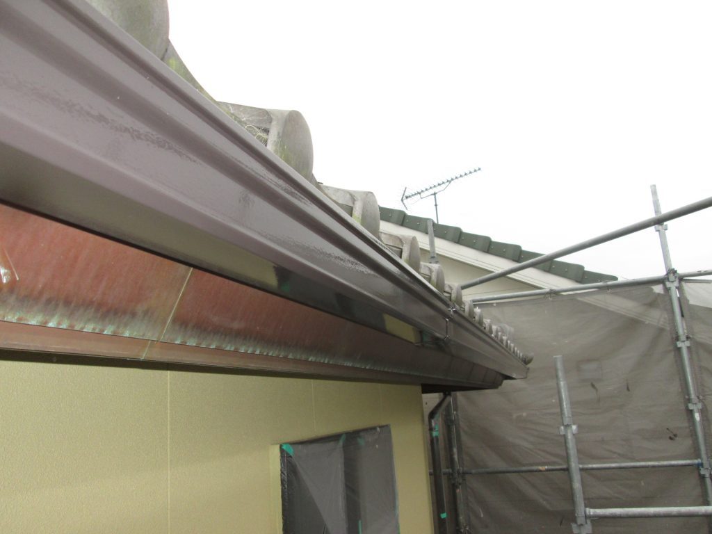 屋根の左官工事と外壁の塗り替えをしました