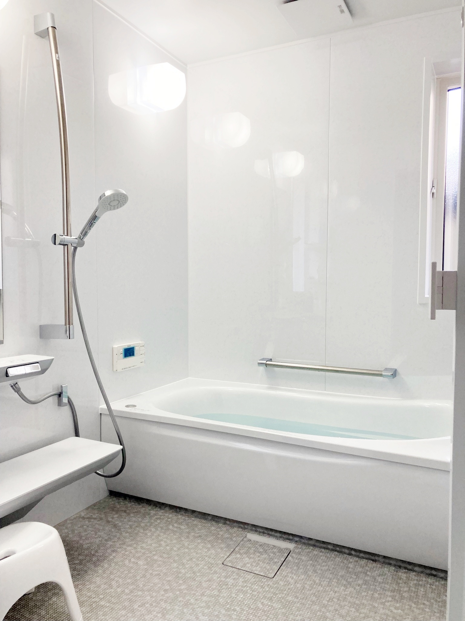 お風呂はＴＯＴＯサザナのＰタイプ、1620サイズと広い空間でゆったりご入浴頂けます。水栓がボタン式で使い易くなっています。オプションで断熱パックを入れることで、壁と天井をすっぽり丸ごと保温ができます。