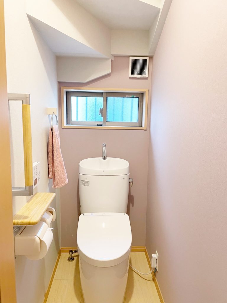 和室を洋室に変更。同時にトイレリフォームもしました