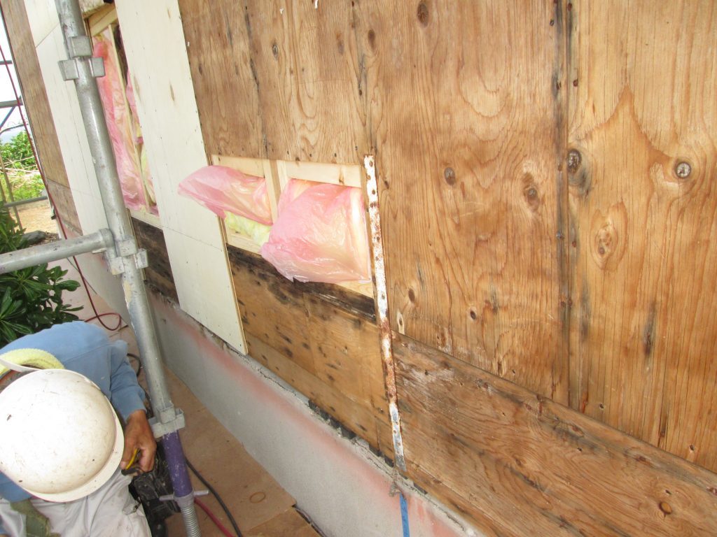 外壁張り替え、屋根・外壁塗装、全サッシ交換、クロス張り替え、白蟻防除工事をしました