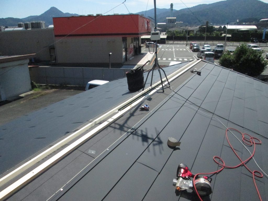 カバー工法にて短期間で屋根を葺き替えました