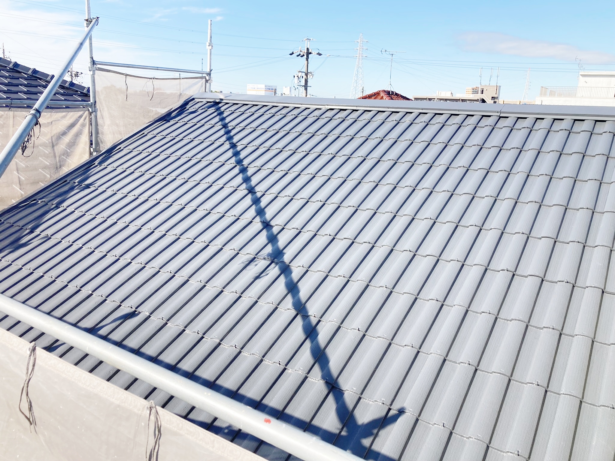 木質系モニエル瓦の屋根は下塗り２回とワイドルーフＦの２回塗りで仕上げました。丈夫な塗膜ができ、安心してお過ごしになれます。