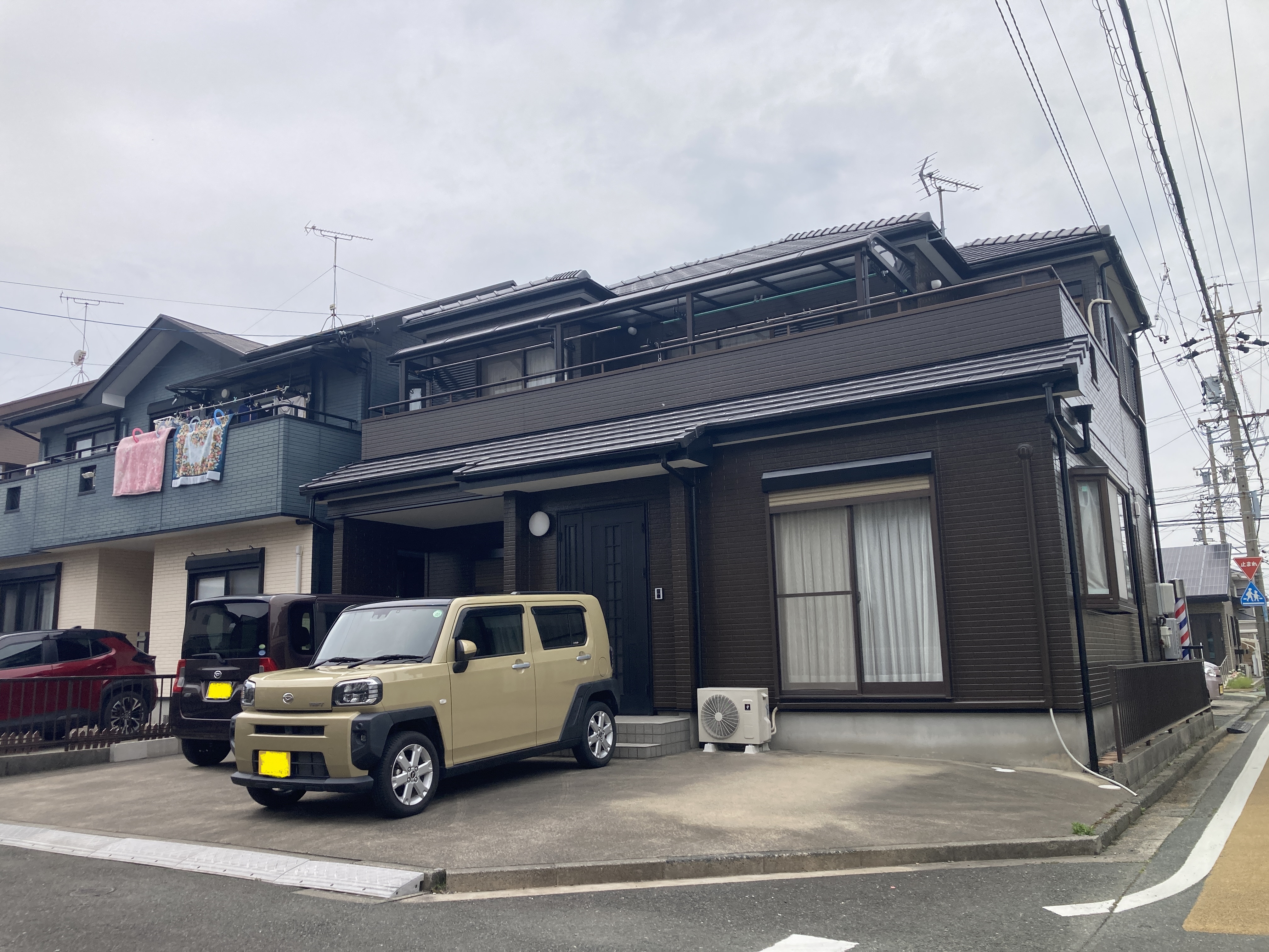 側にある高圧線は塗装に影響しないか心配でしたが