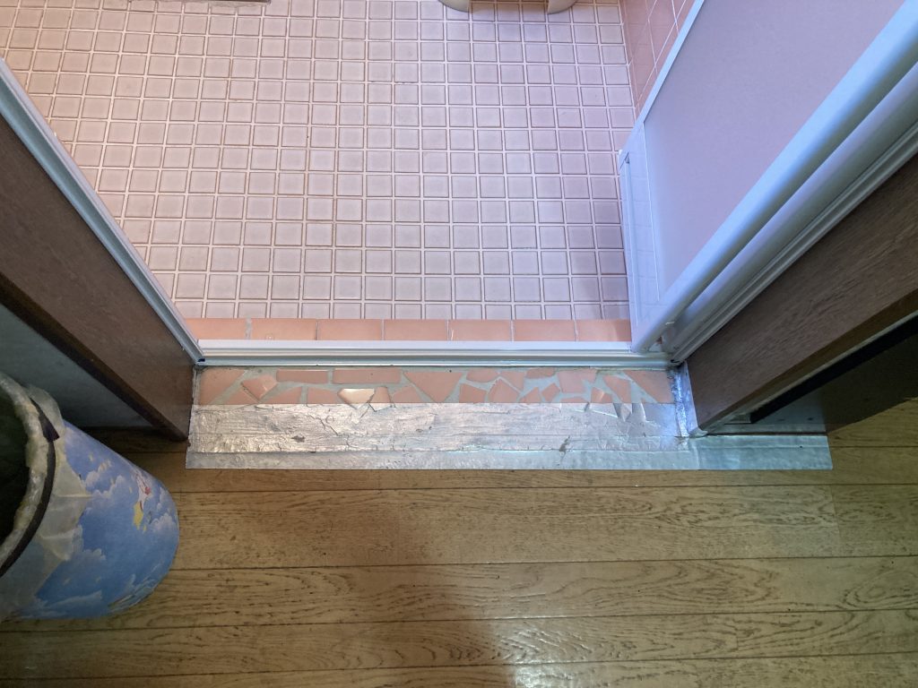 お風呂の開き戸から折れ戸への変更工事完了しました
