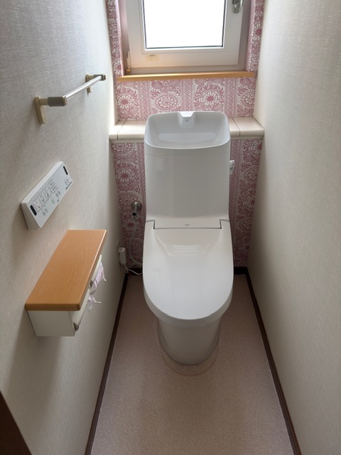 手洗の広いトイレに取替しました。