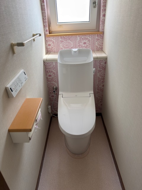 手洗の広いトイレに取替しました。