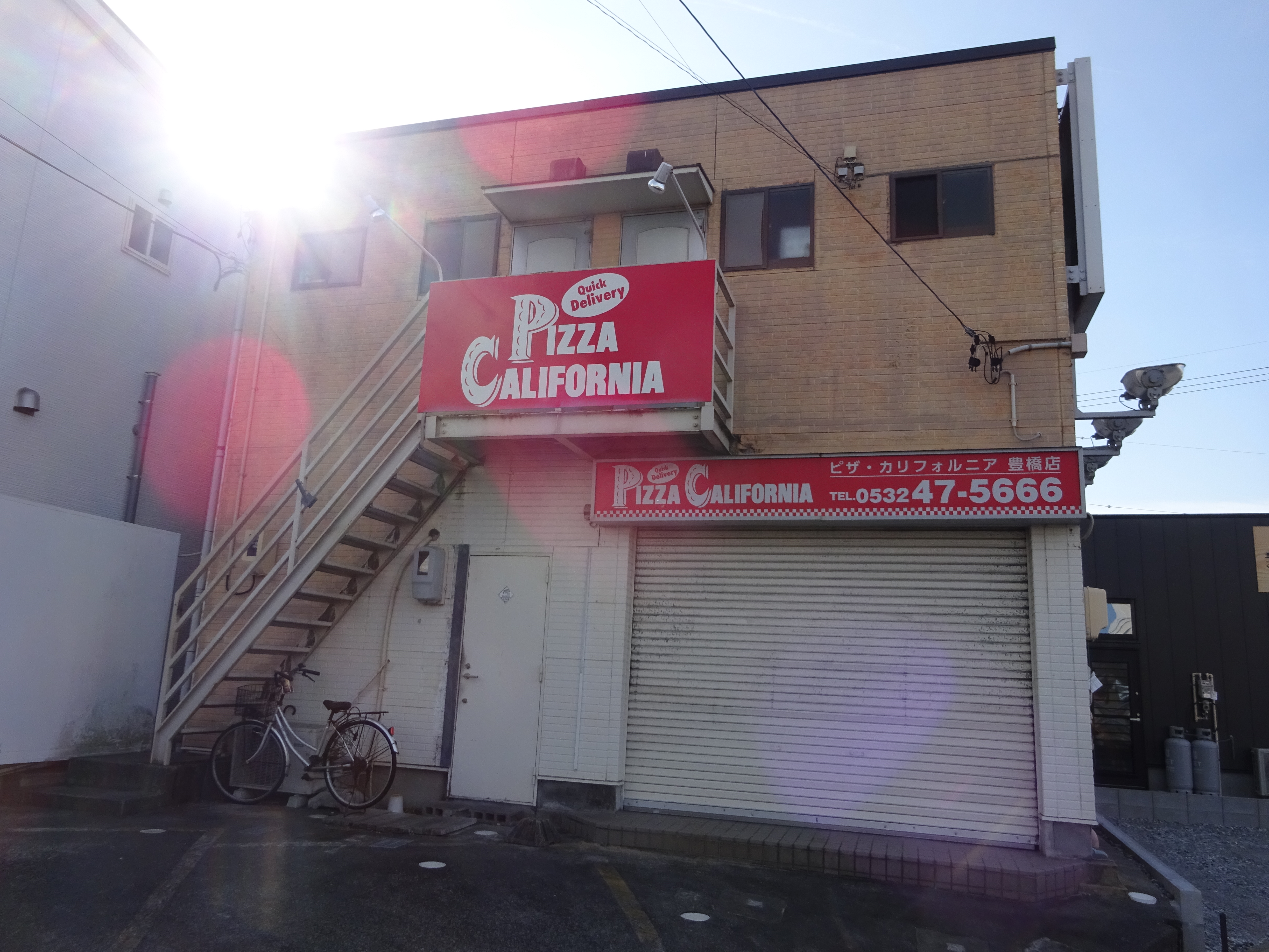 ３０年以上一度も塗り替えしていなかった外壁が美しくなりました