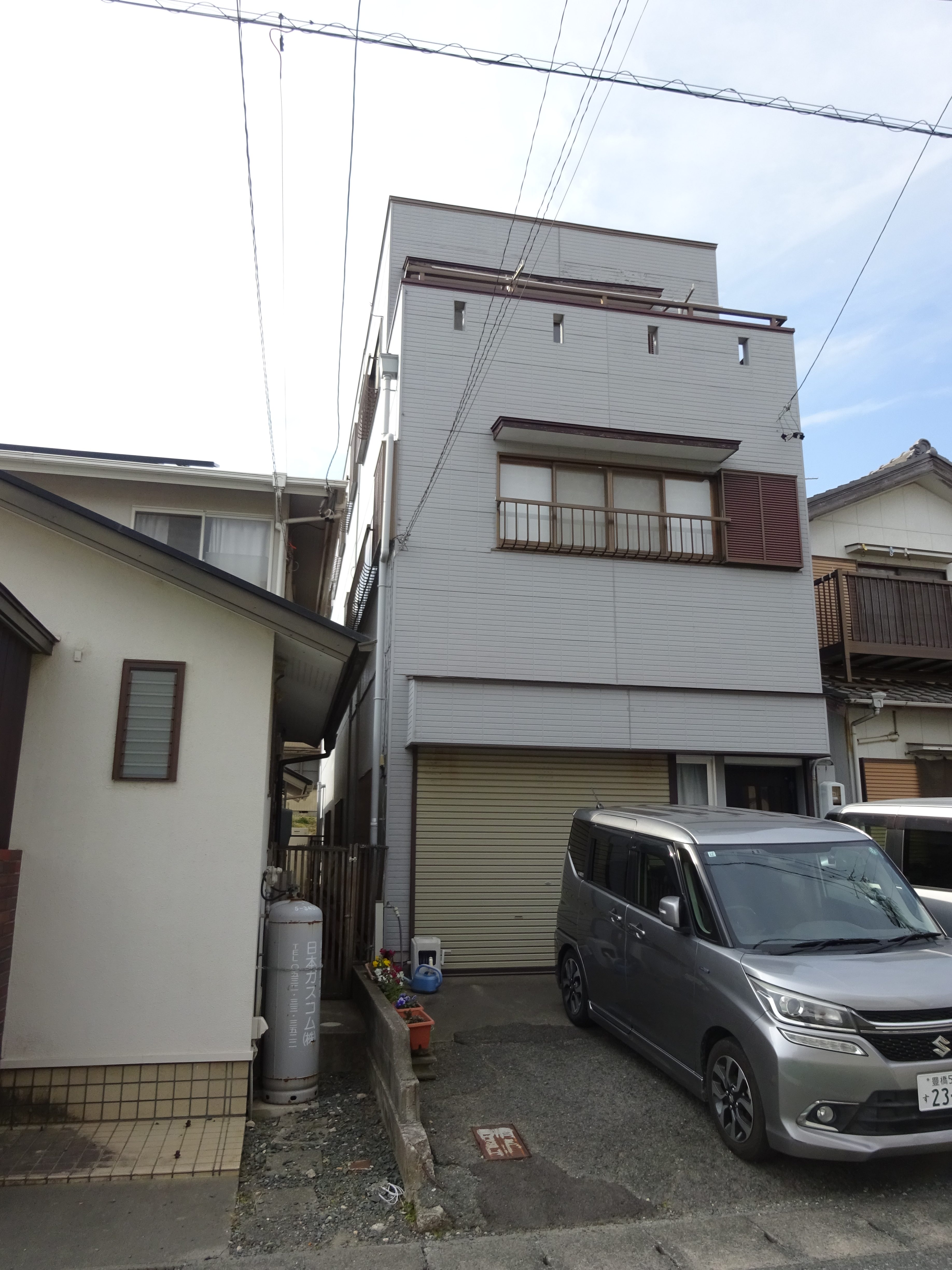 雨漏りを解決し、住まい全体を美しく再生した外装リフォーム