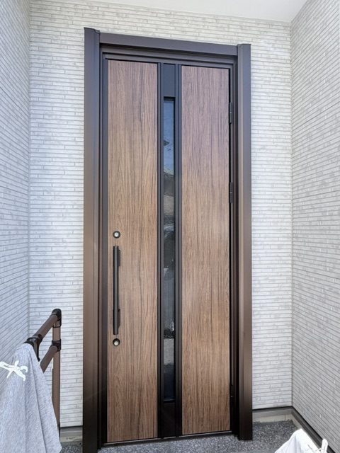 表面が剥がれた玄関ドアを１日で交換!!