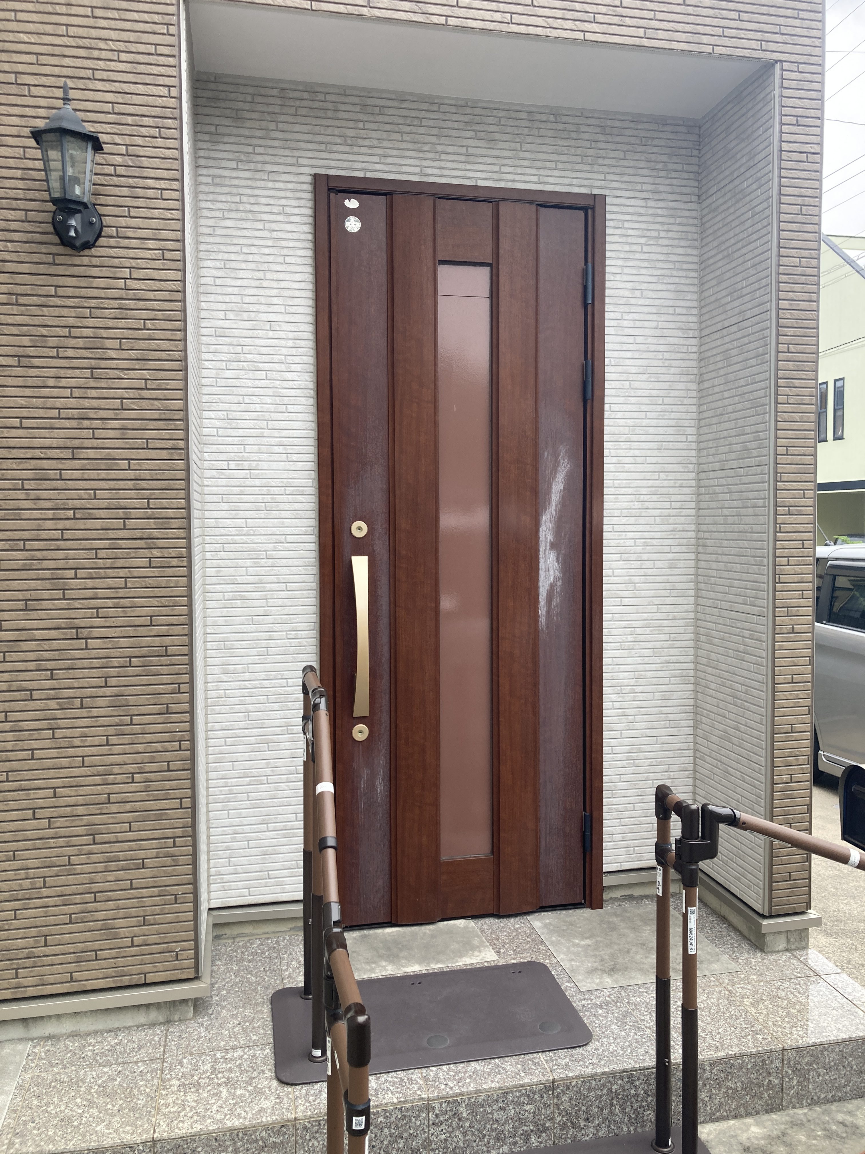 表面が剥がれた玄関ドアを１日で交換!!