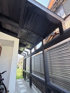 玄関アーチを活かして雨対策！自転車を守るテラス屋根を新設